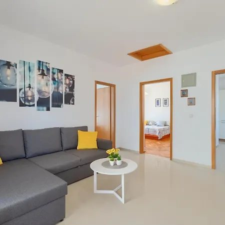 Christina Apartman Póla